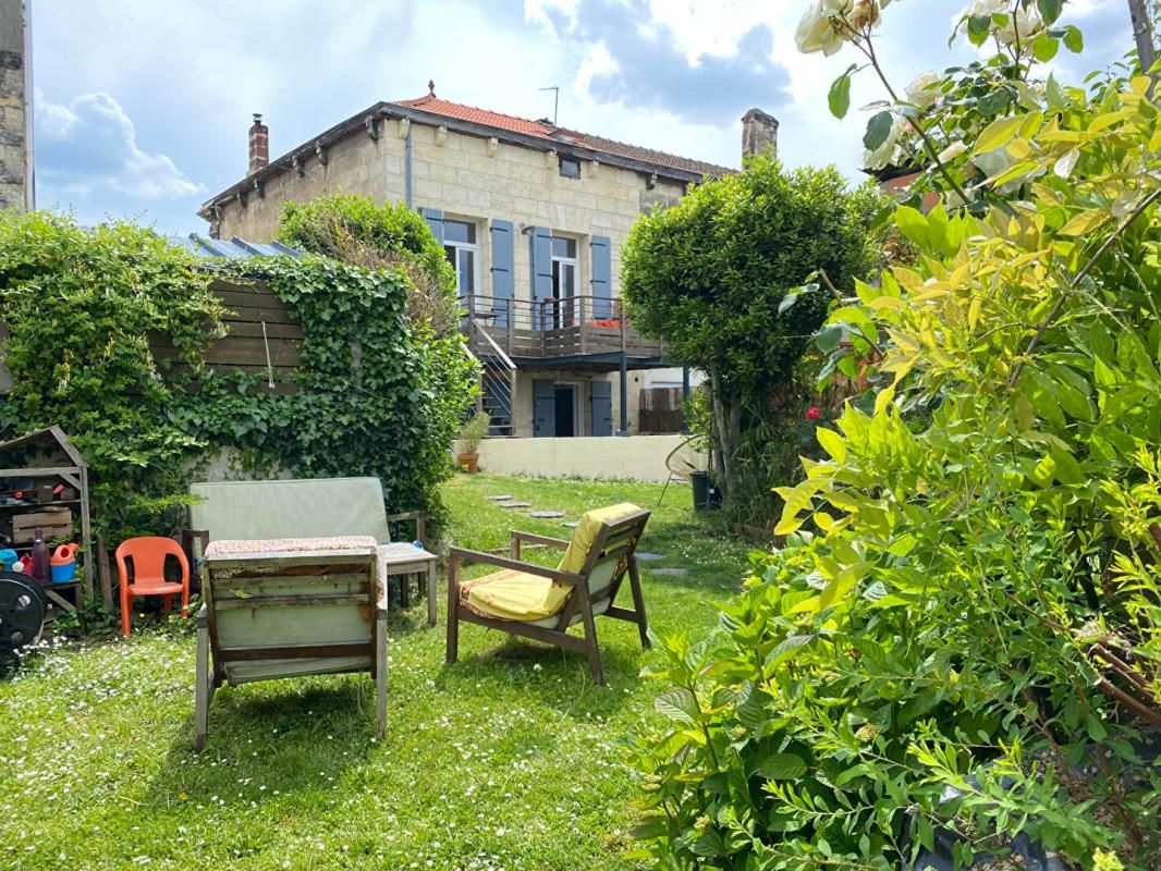 Maison familiale de 3 chambres avec beau jardin et emplacement voiture