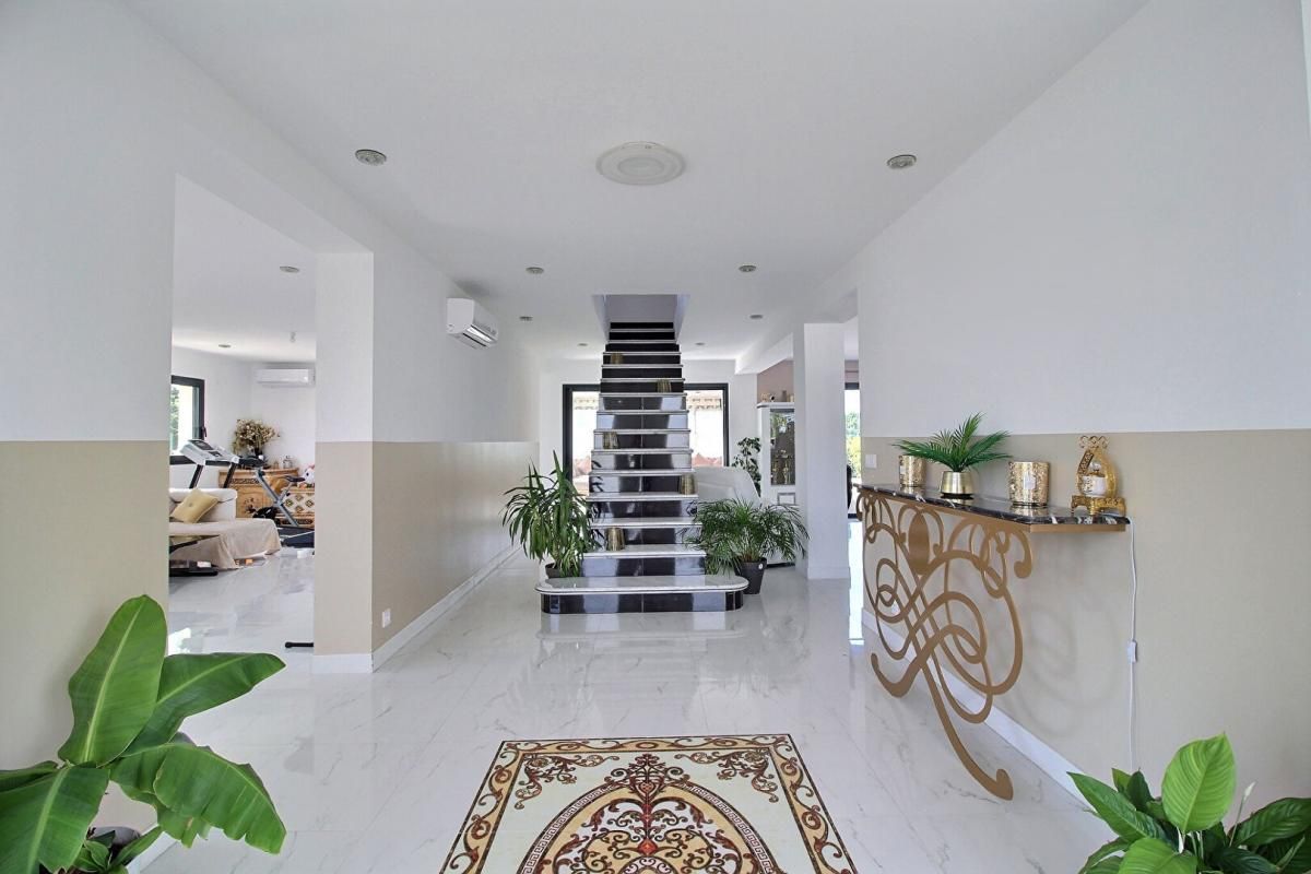 Spacieuse maison familiale avec piscine et vue nature