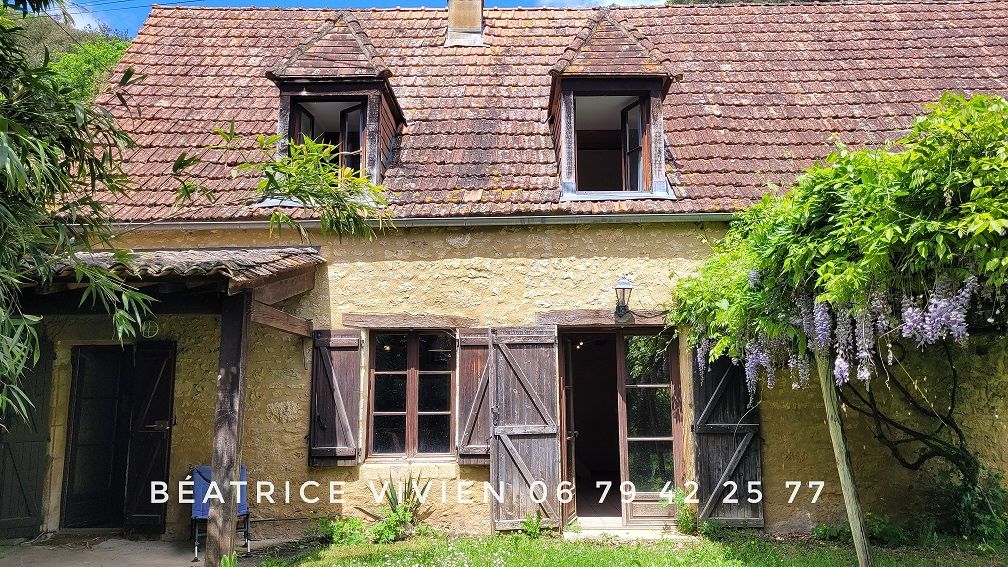 LES EYZIES-DE-TAYAC-SIREUIL Maison avec grange attenante: Eyzies De Tayac 110 m2. 3 chambres. Salle d'eau. 2 Wc. Grand jardin 1134 m2 1