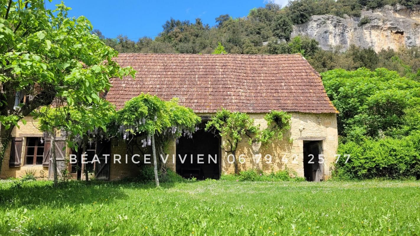 LES EYZIES-DE-TAYAC-SIREUIL Maison avec grange attenante: Eyzies De Tayac 110 m2. 3 chambres. Salle d'eau. 2 Wc. Grand jardin 1134 m2 2