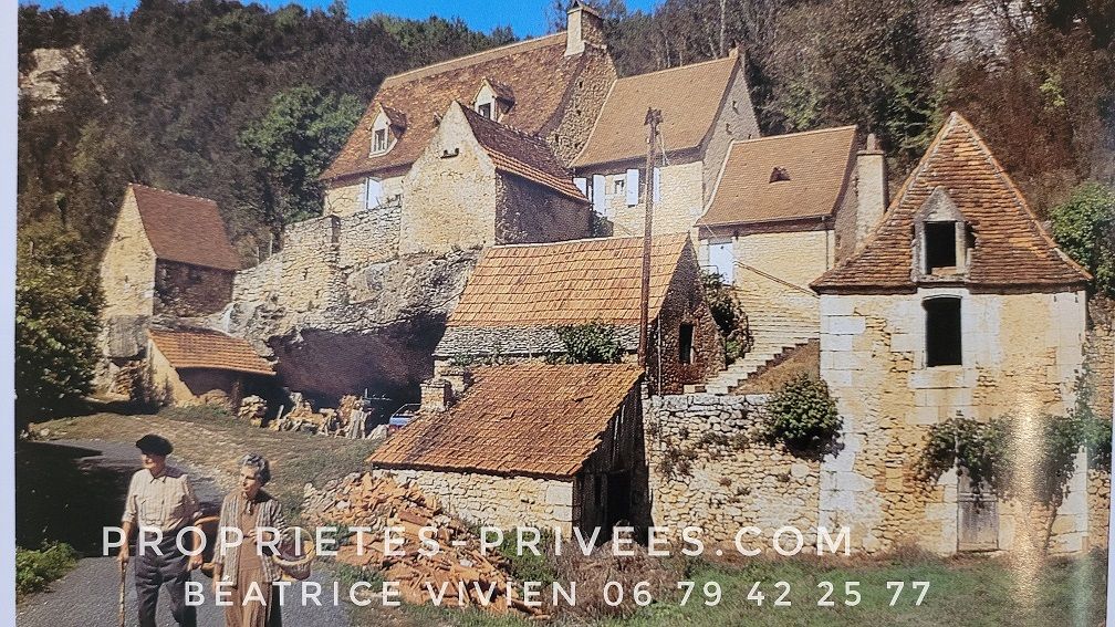 LES EYZIES-DE-TAYAC-SIREUIL Maison avec grange attenante: Eyzies De Tayac 110 m2. 3 chambres. Salle d'eau. 2 Wc. Grand jardin 1134 m2 4