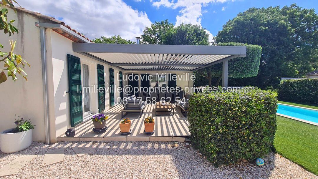 Splendide villa de plein pied de 148m² avec piscine sur 702m² de terrain Splendide villa de plein pied de 149m² avec piscine sur 702m² de terrain Splendide villa de plain-pied de 149m² avec piscine sur 702m² de terrain