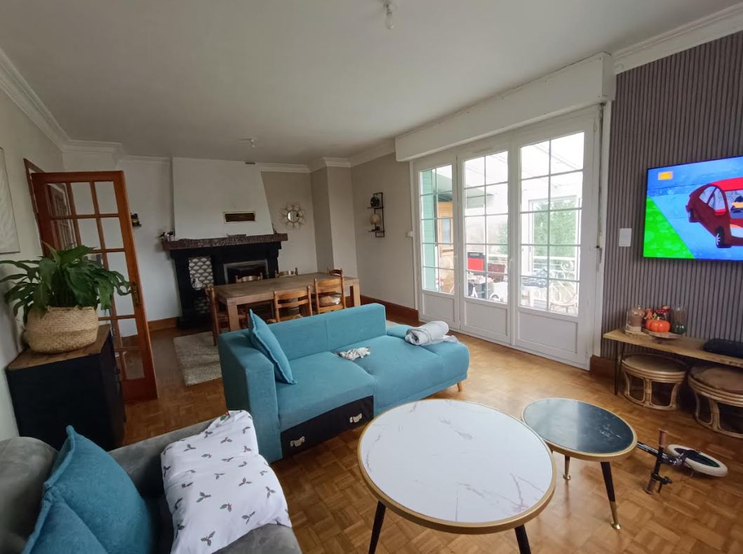 CARHAIX-PLOUGUER 29270 Carhaix Salon séjour cheminée véranda avec vue 5 chambres dont 2 en bas sous-sol 4