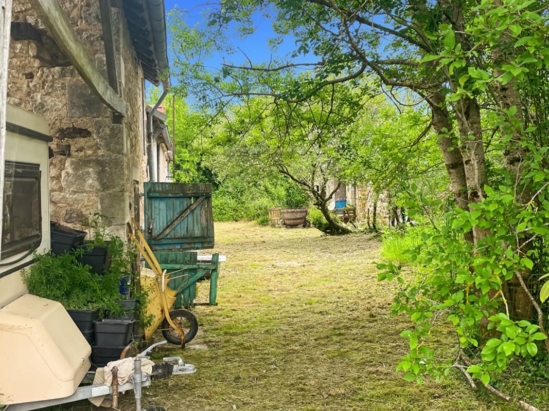 LA BERTHENOUX Ancien corps de ferme de 171 m2 à rénover 66 000 4