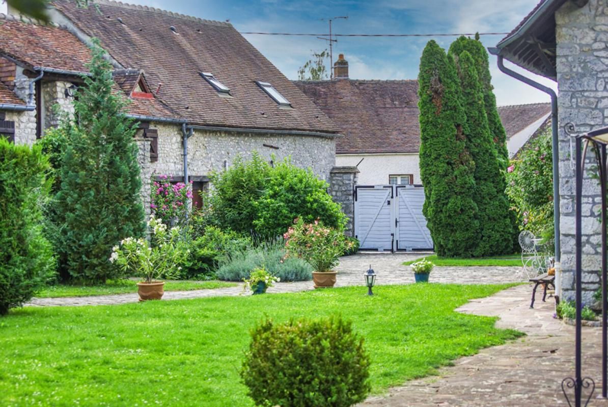 NEMOURS Deux longères de charme avec piscine, potentiel gîtes et maison d'hôtes 2