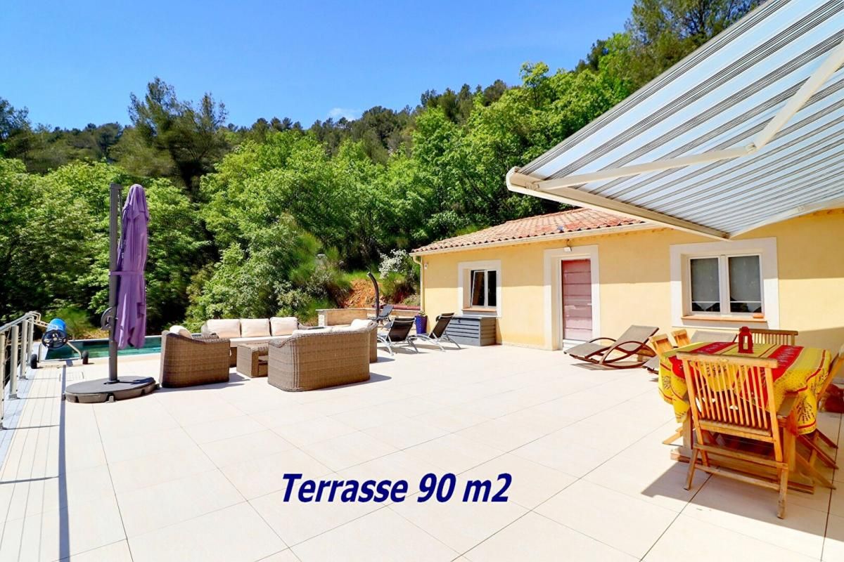 EVENOS Propriété à Evenos 10 pièce(s) 293 m2 - deux maisons sur  une parcelle de 69215 m2 4