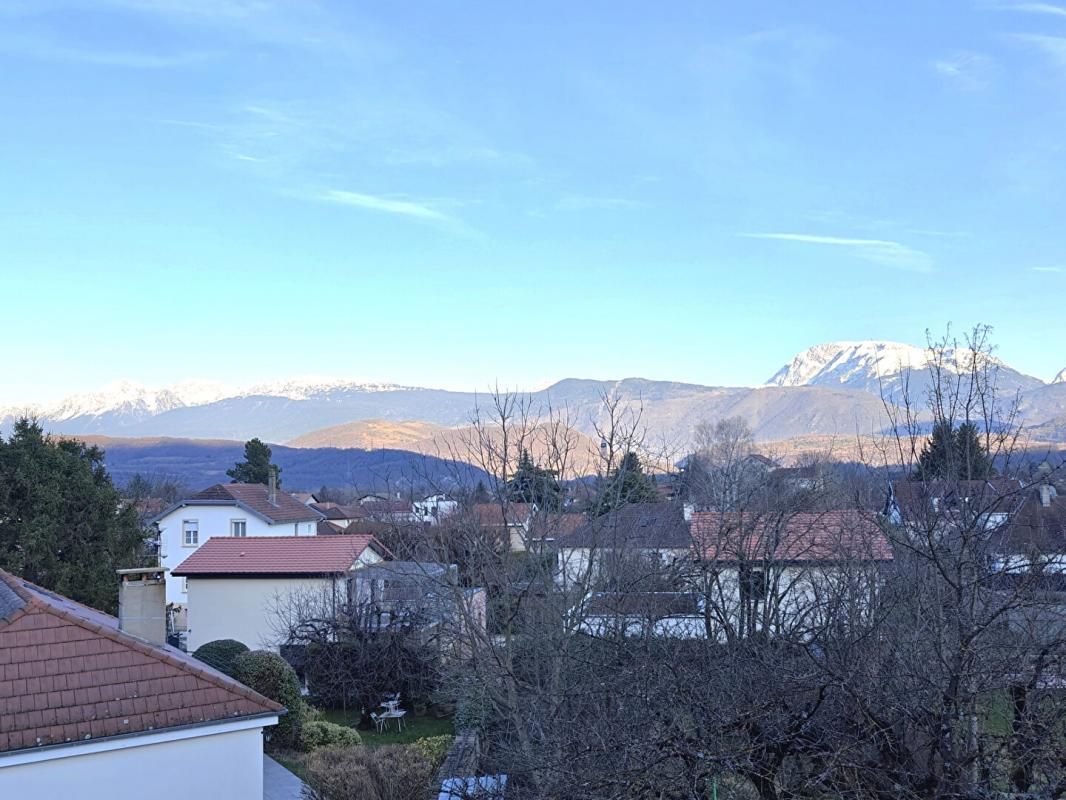 VARCES-ALLIERES-ET-RISSET Rare Grand T3 traversant , vue montagne et accès direct parc Beylier 2