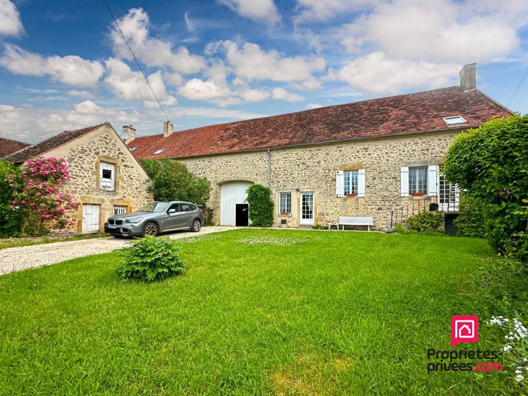 Proche Avallon Belle Maison en pierre avec grange attenante