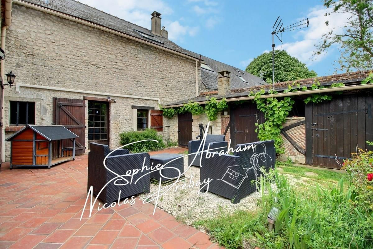 Maison en pierres avec jardin clos proche des commodités