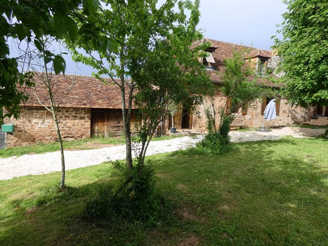 BOISSEUILH Maison 169 m2 / 3 chambres / terrain 2000m² / dépendances 1