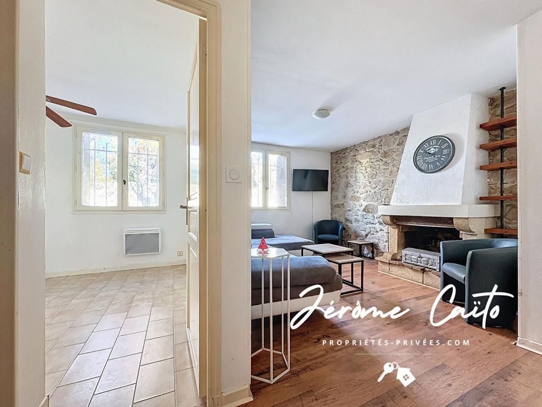 NIMES Appartement Nimes 4 pièce(s) 62,36 m2 + cour commune 2