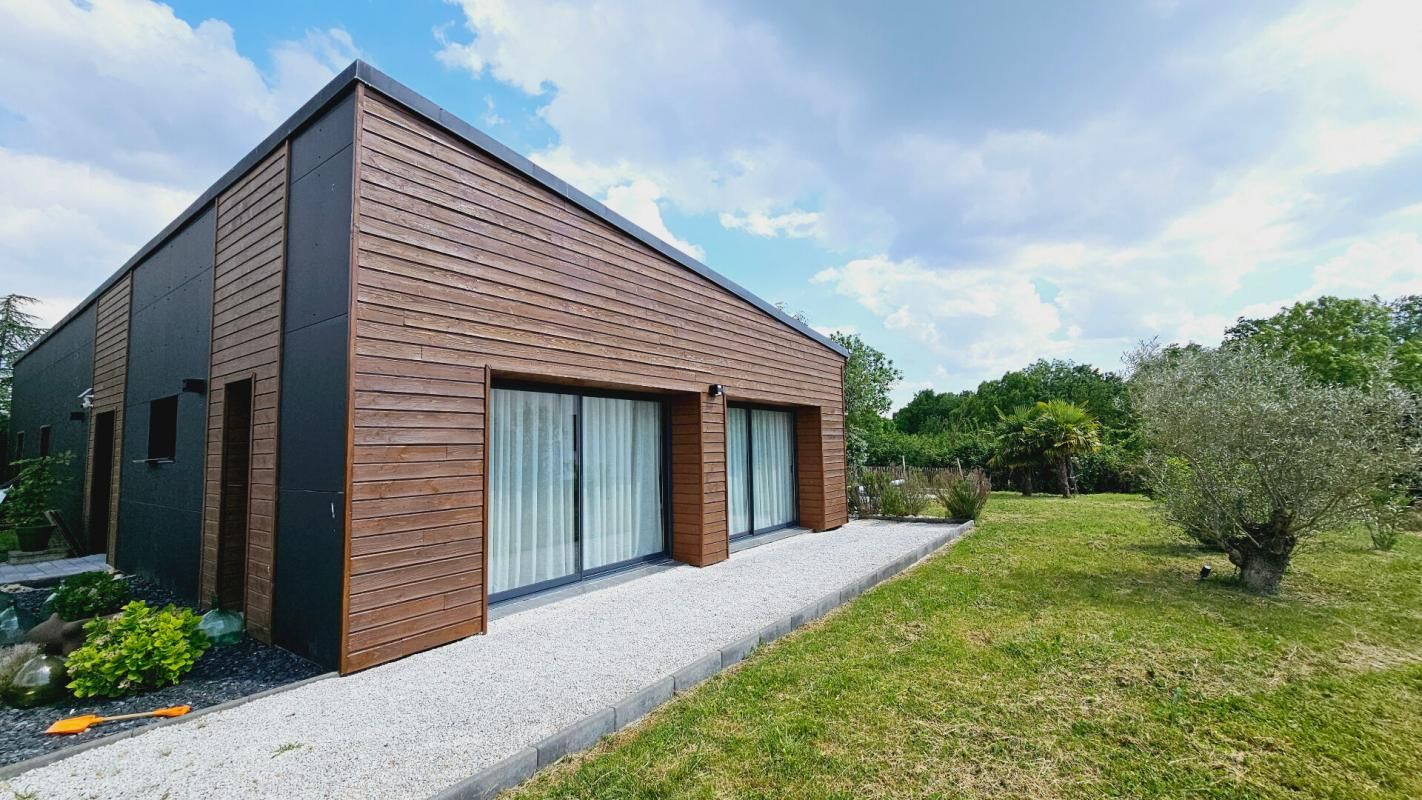 SAINT-DOULCHARD MAISON DE PLAIN PIED DE 160M² 5 PIECES PISCINE GARAGE 2