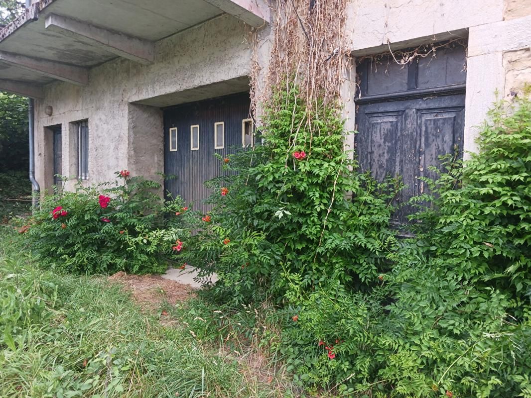 PERRIGNY Maison en pierre composé de 2 logements avec dépendances 1