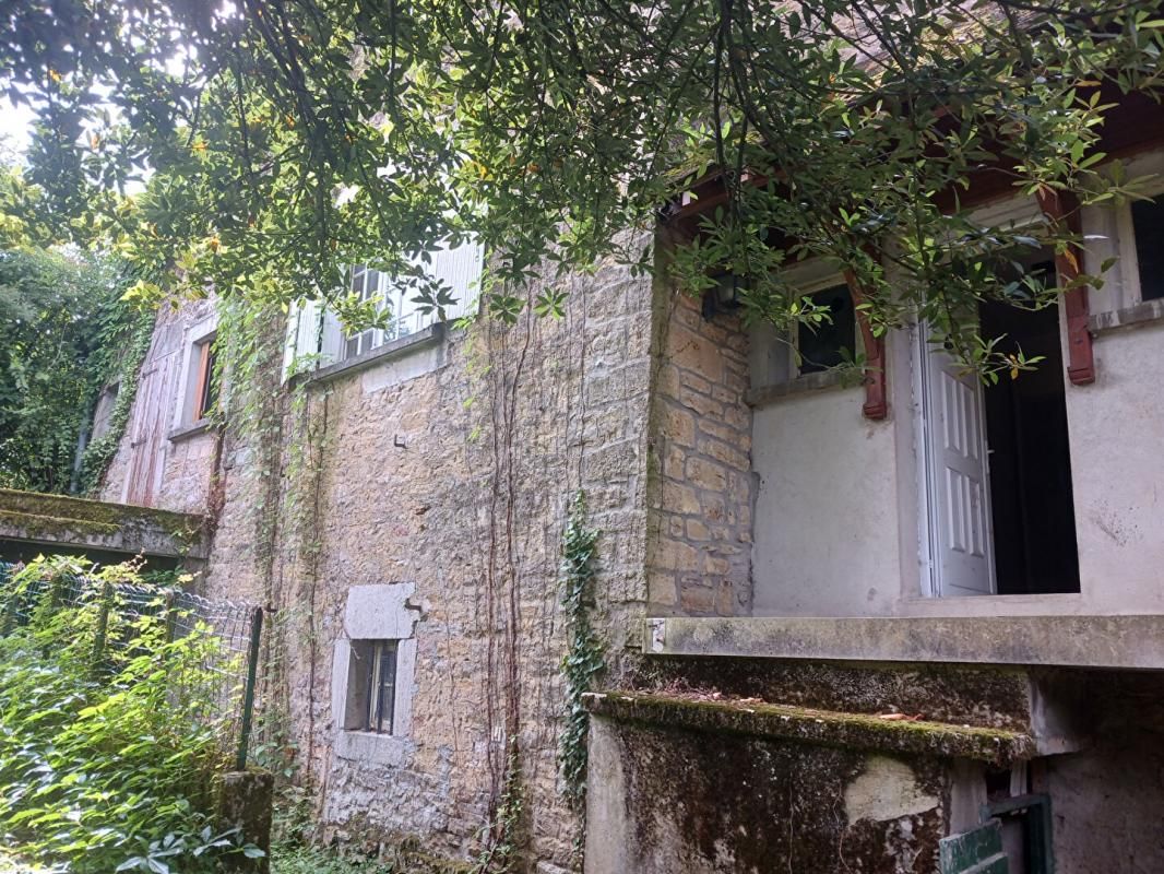 PERRIGNY Maison en pierre composé de 2 logements avec dépendances 2
