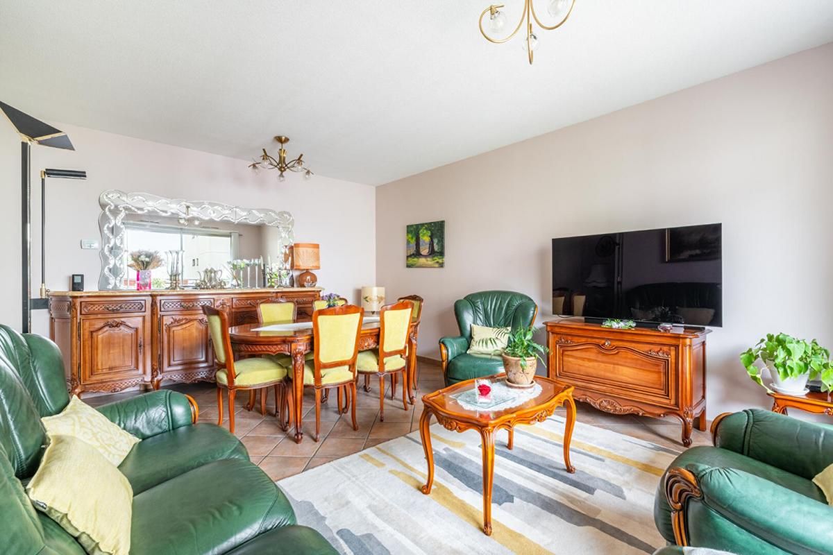 VILLEFRANCHE-SUR-SAONE Idéalement situé au Promenoir. Appartement vendu avec cave et place de stationnement privative 2