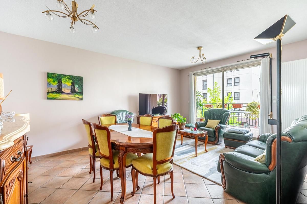 VILLEFRANCHE-SUR-SAONE Idéalement situé au Promenoir. Appartement vendu avec cave et place de stationnement privative 3
