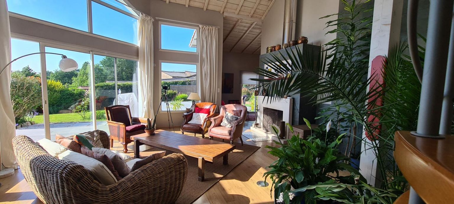 VALLET Maison Mouzillon 7 P . 4 Chs . 1 Bureau . 172.65 M² . T 834 M² . Piscine . Dépendances 1