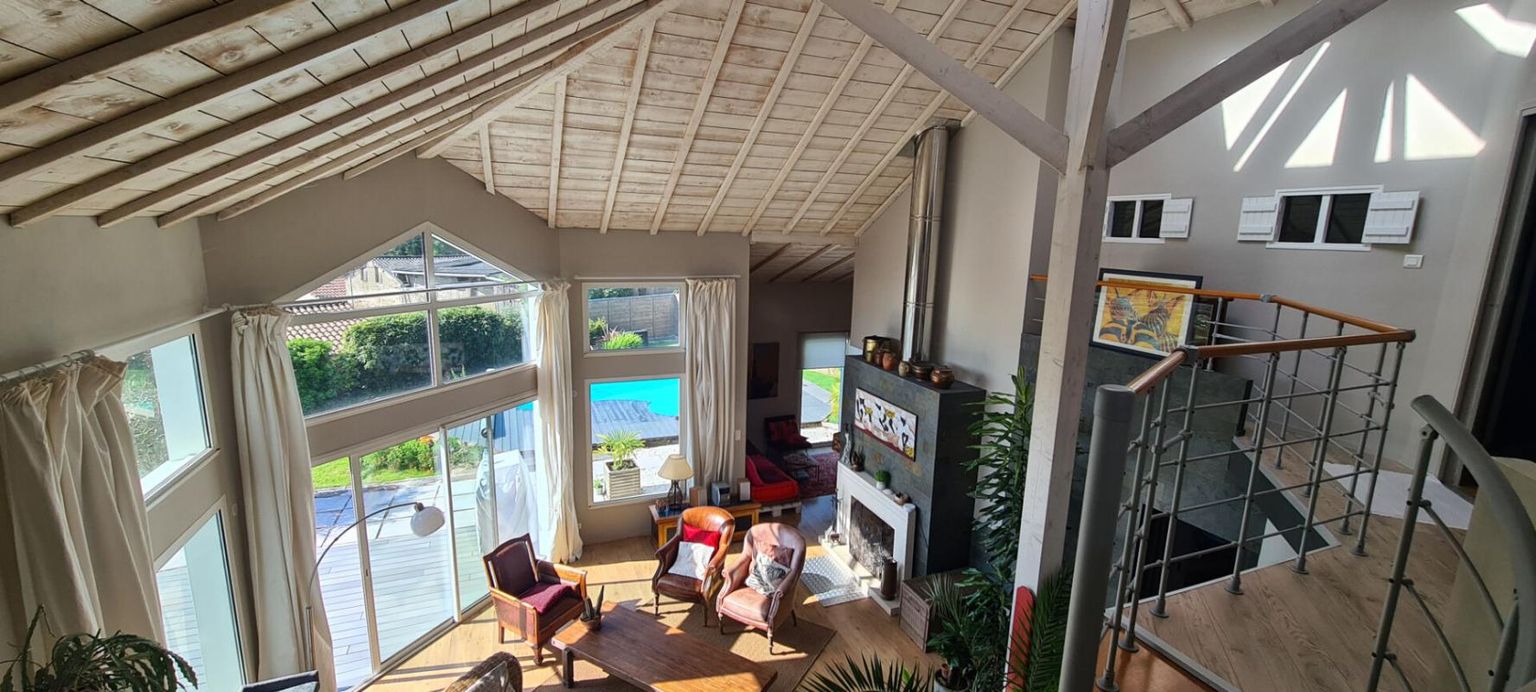VALLET Maison Mouzillon 7 P . 4 Chs . 1 Bureau . 172.65 M² . T 834 M² . Piscine . Dépendances 4