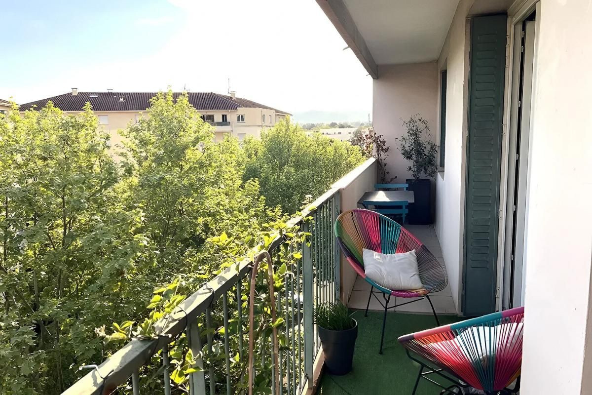 Tassin La Demi Lune, appartement dernier étage. 3 pièces 65m2 avec 2 balcons, cave et garage