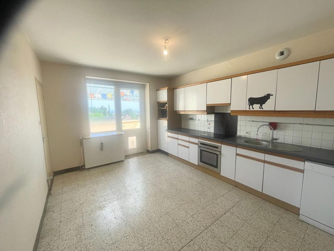 LA GUICHE Maison 8 pièce(s) 231 m2 sur 3 niveaux située sur un terrain de 431 m² 2