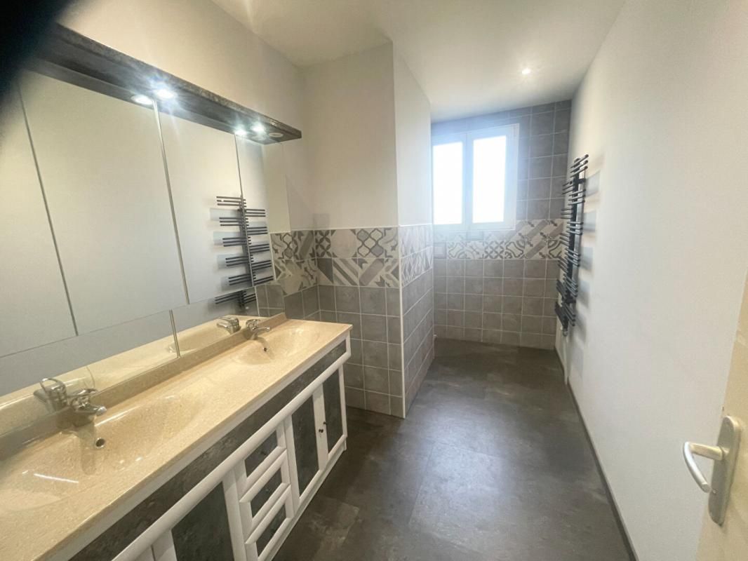 LA GUICHE Maison 8 pièce(s) 231 m2 sur 3 niveaux située sur un terrain de 431 m² 4