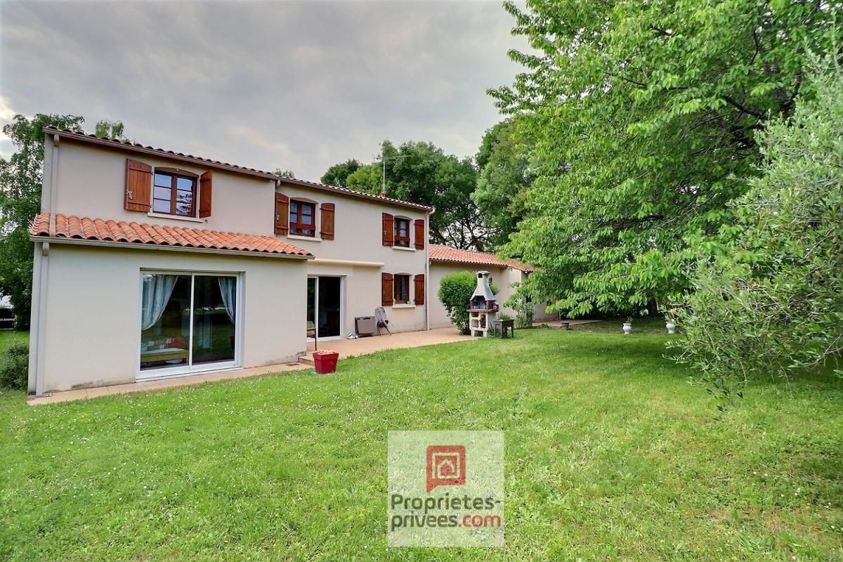 LA VERGNE Grande maison des années 90 avec garage et piscine - 5 chambres - grande parcelle de terrain 2