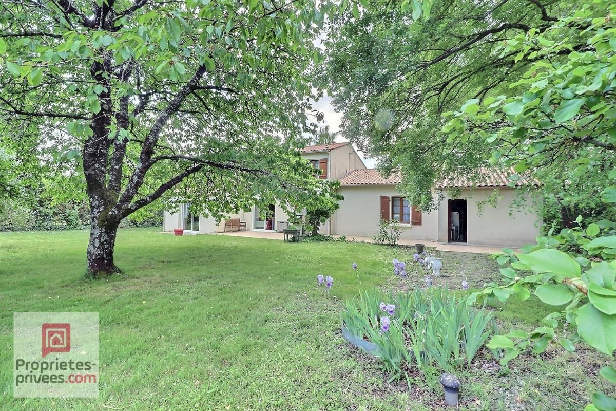 LA VERGNE Grande maison des années 90 avec garage et piscine - 5 chambres - grande parcelle de terrain 3