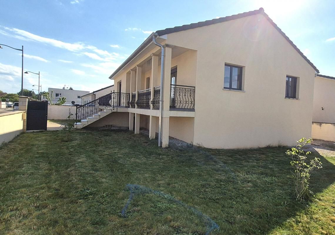Belle Maison Individuelle Neuve ou Pavillon Moderne sur Sous-sol de 125 m² avec sa grande Cour, Balcon d'entrée, Terrasse, Garage, Pompe à Chaleur et Terrain clos et sécurisé de 514 m²