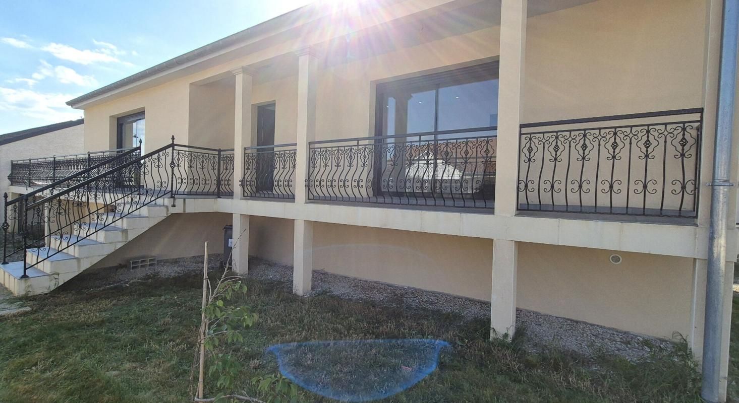SAINT-DIZIER Belle Maison Individuelle Neuve ou Pavillon Moderne sur Sous-sol de 125 m² avec sa grande Cour, Balcon d'entrée, Terrasse, Garage, Pompe à Chaleur et Terrain clos et sécurisé de 514 m² 2
