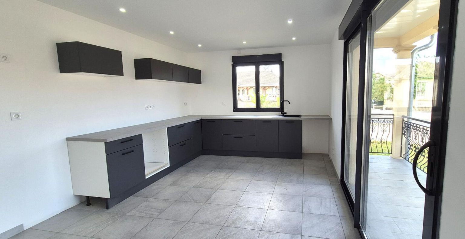 SAINT-DIZIER Belle Maison Individuelle Neuve ou Pavillon Moderne sur Sous-sol de 125 m² avec sa grande Cour, Balcon d'entrée, Terrasse, Garage, Pompe à Chaleur et Terrain clos et sécurisé de 514 m² 3