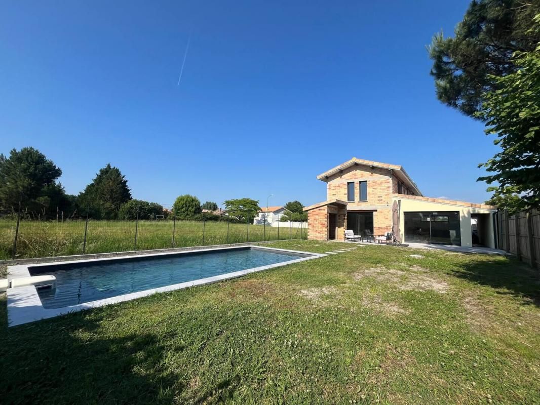 Maison 4 pièces de 132m² habitables, 162m² avec le garage à Sainte Helene 33480 à 10min de Saint Médard en Jalles