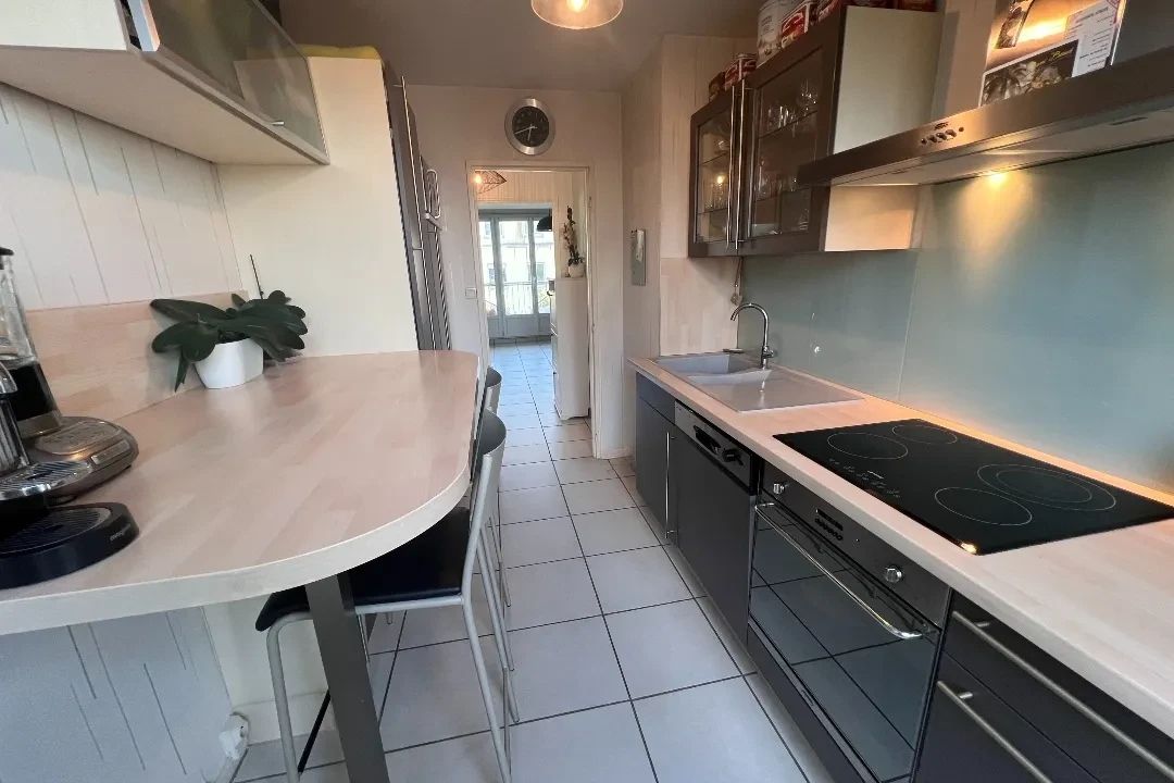 TASSIN-LA-DEMI-LUNE. Appartement dernier étage 3 pièces avec balcons et cave, sans travaux