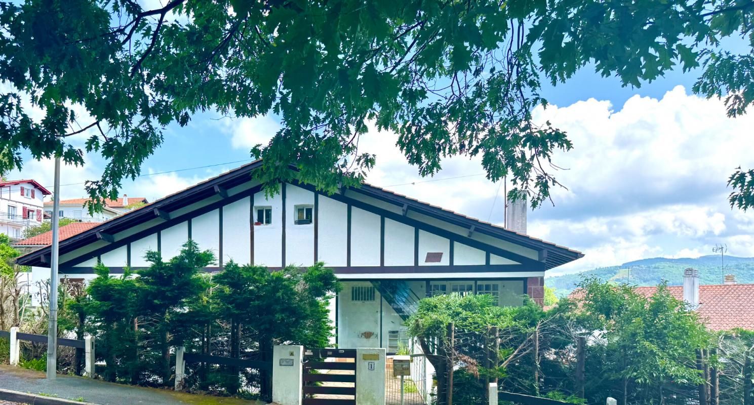 HENDAYE A VENDRE- Superbe Maison Basque de 318 m2 à HENDAYE 1