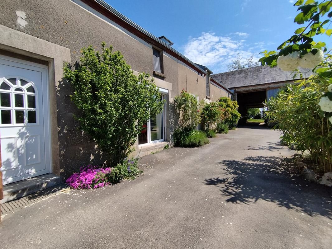 BAZOCHES-LES-GALLERANDES Maison de charme avec grange et dépendance 1