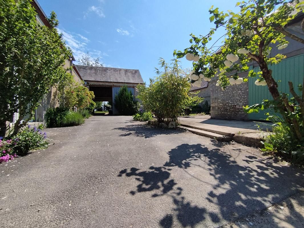 BAZOCHES-LES-GALLERANDES Maison de charme avec grange et dépendance 3