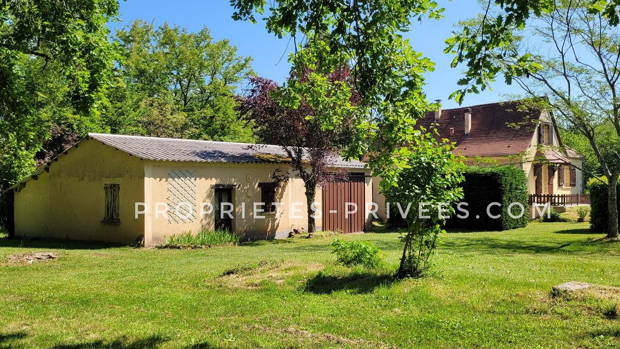 ROUFFIGNAC-SAINT-CERNIN-DE-REILHAC A la campagne, au calme, autour de Rouffignac : Maison de style périgourdin, 3-4 chambres. 3ha :Parc, bois et prés autour 3