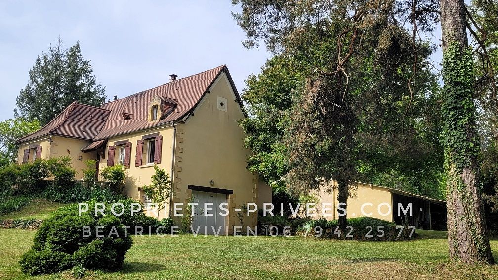 ROUFFIGNAC-SAINT-CERNIN-DE-REILHAC A la campagne, au calme, autour de Rouffignac : Maison de style périgourdin, 3-4 chambres. 3ha :Parc, bois et prés autour 4