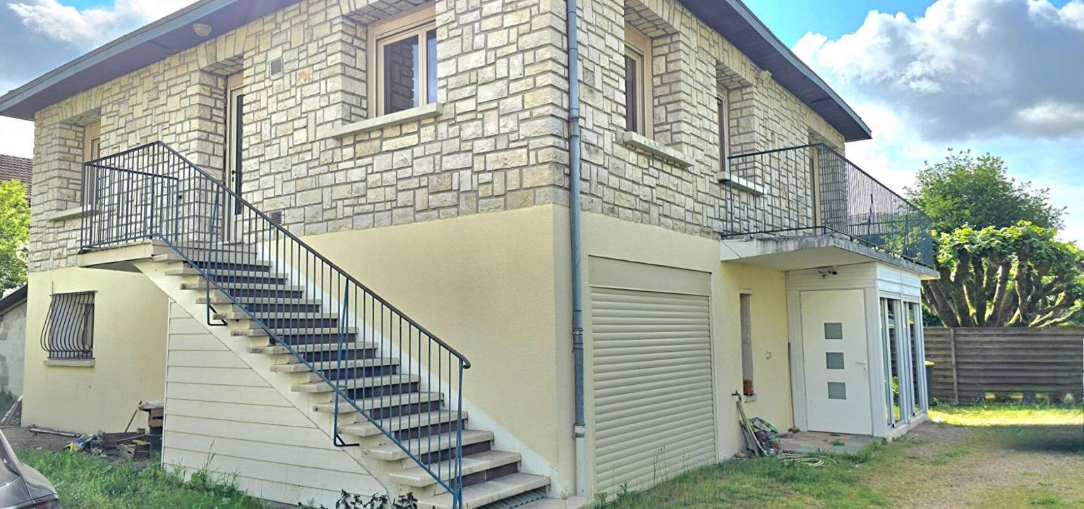 Maison de ville en pierre de type 7, garage privatif, sur un terrain clos de 812 m²