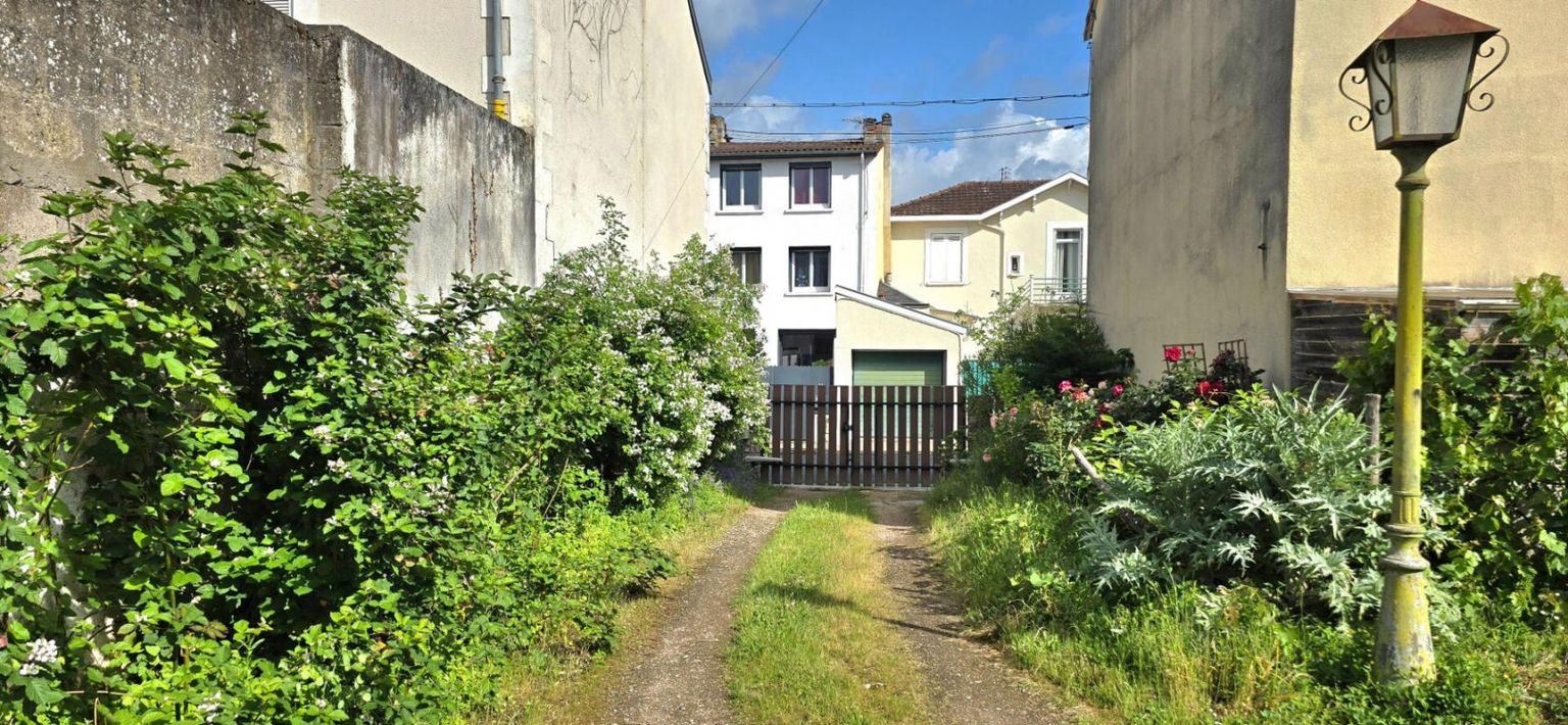 PERIGUEUX Maison de ville en pierre de type 7, garage privatif, sur un terrain clos de 812 m² 2