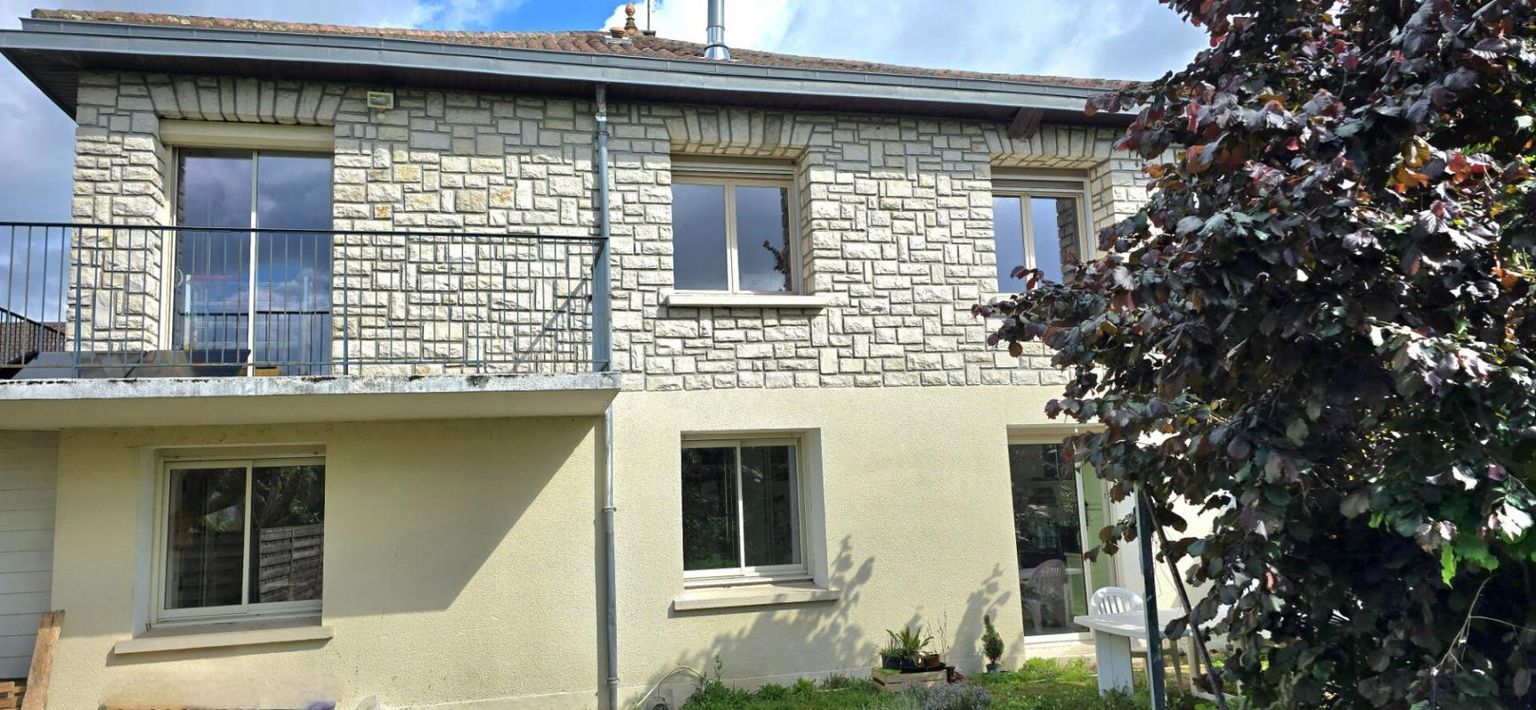 PERIGUEUX Maison de ville en pierre de type 7, garage privatif, sur un terrain clos de 812 m² 4