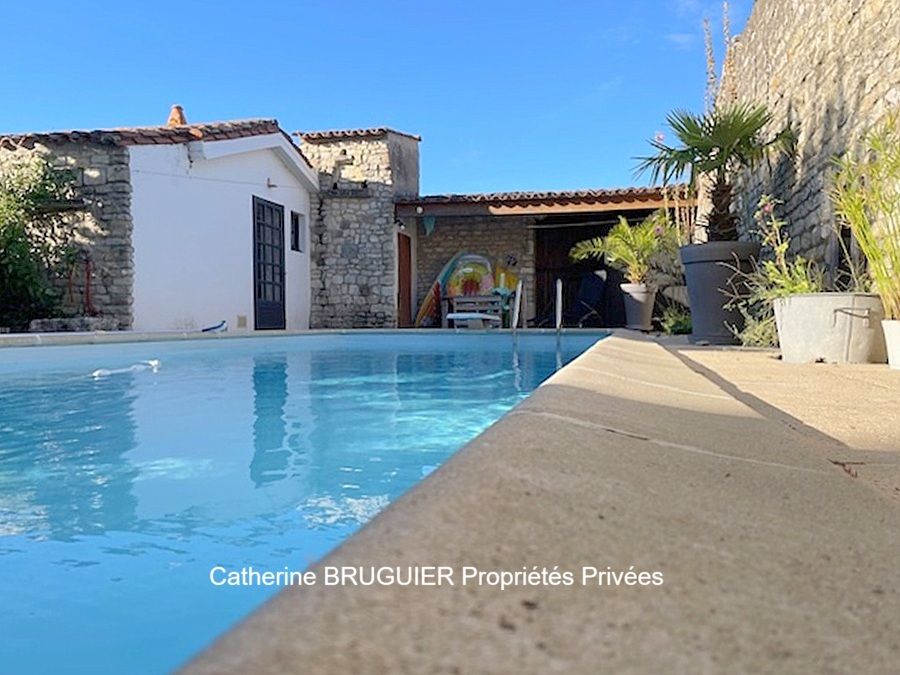 ESNANDES Charme et quiétude pour cette propriété de 148 m2 4 chambres dépendance piscine jardin 2