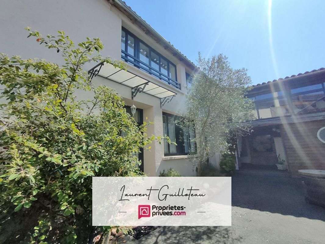 MORTAGNE-SUR-SEVRE Ensemble immobilier Mortagne sur Sèvre 20 pièces 373 m2 1