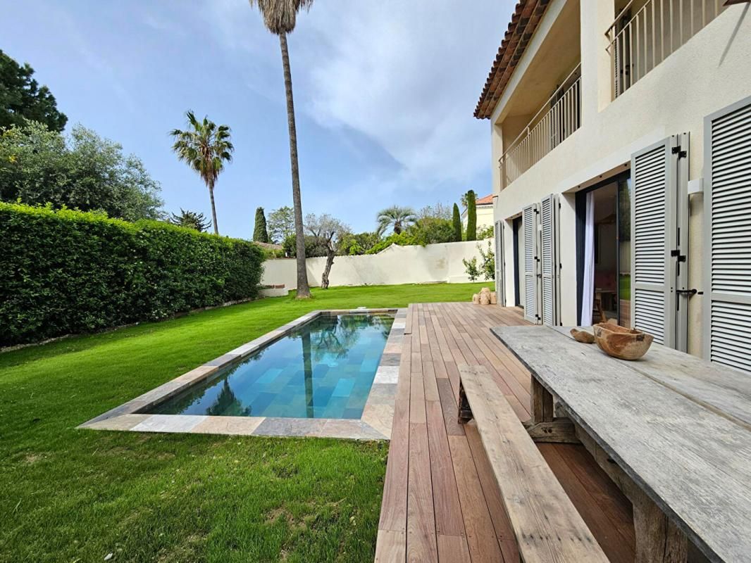 Côté ouest du Cap d'Antibes , Maison neuve à 100 m de la plage, avec jardin arboré