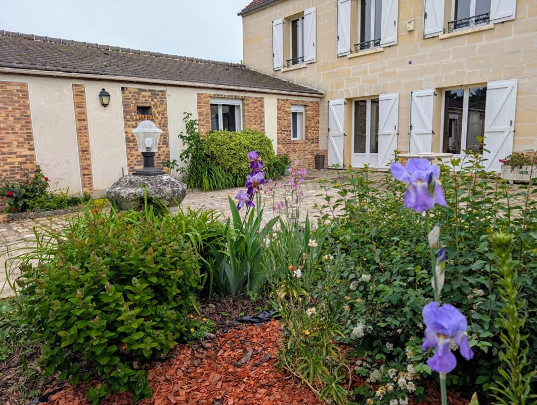 A 5 mn de Senlis - Maison de caractère : Volumes - Charme et Potentiel