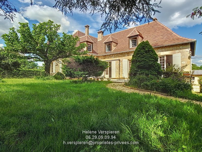 BEAUMONT-DU-PERIGORD Maison 10 pièce(s) 217 m2 hangar 300 m2 jardin 7000 m2 1