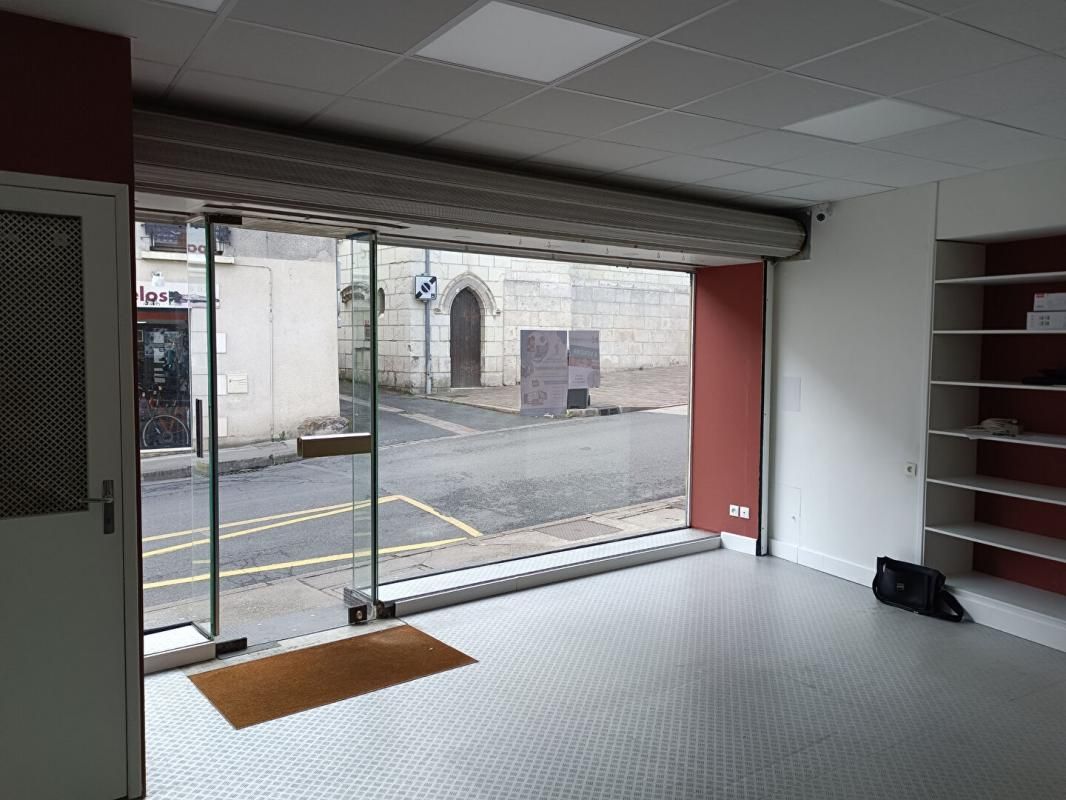 BOURGUEIL LOCAL COMMERCIAL 62 M² HYPER CENTRE DE BOURGUEIL 1