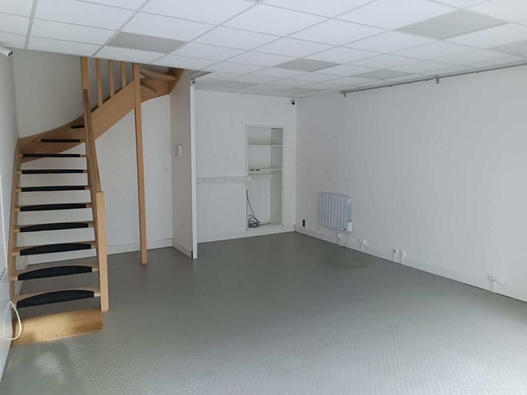 BOURGUEIL LOCAL COMMERCIAL 62 M² HYPER CENTRE DE BOURGUEIL 2
