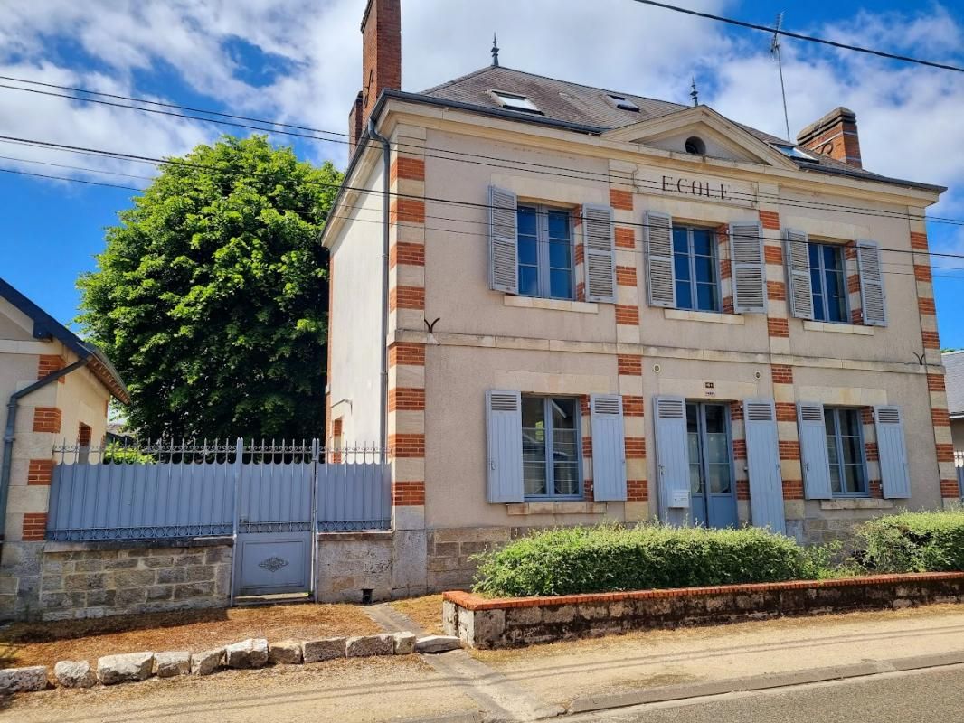 CHEVILLY "Maison atypique au coeur d'une ancienne école" 45520 - Chevilly 1