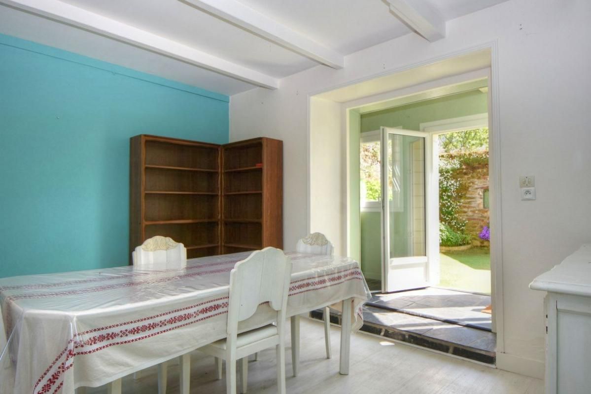 LA ROCHE-DERRIEN Maison de bourg en pierres rénovée de 80 m2 avec courette et dépendance, 3 chambres 3