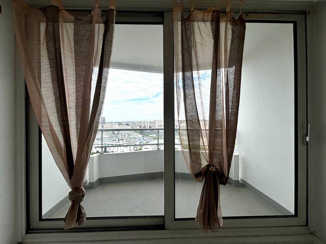 PARIS-18E-ARRONDISSEMENT Appartement 1 pièce avec balcon proche métro 3